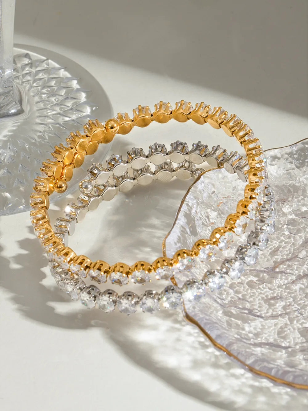 Bracelet Élégance Royale – Acier Inoxydable Doré & Zircons Étincelants