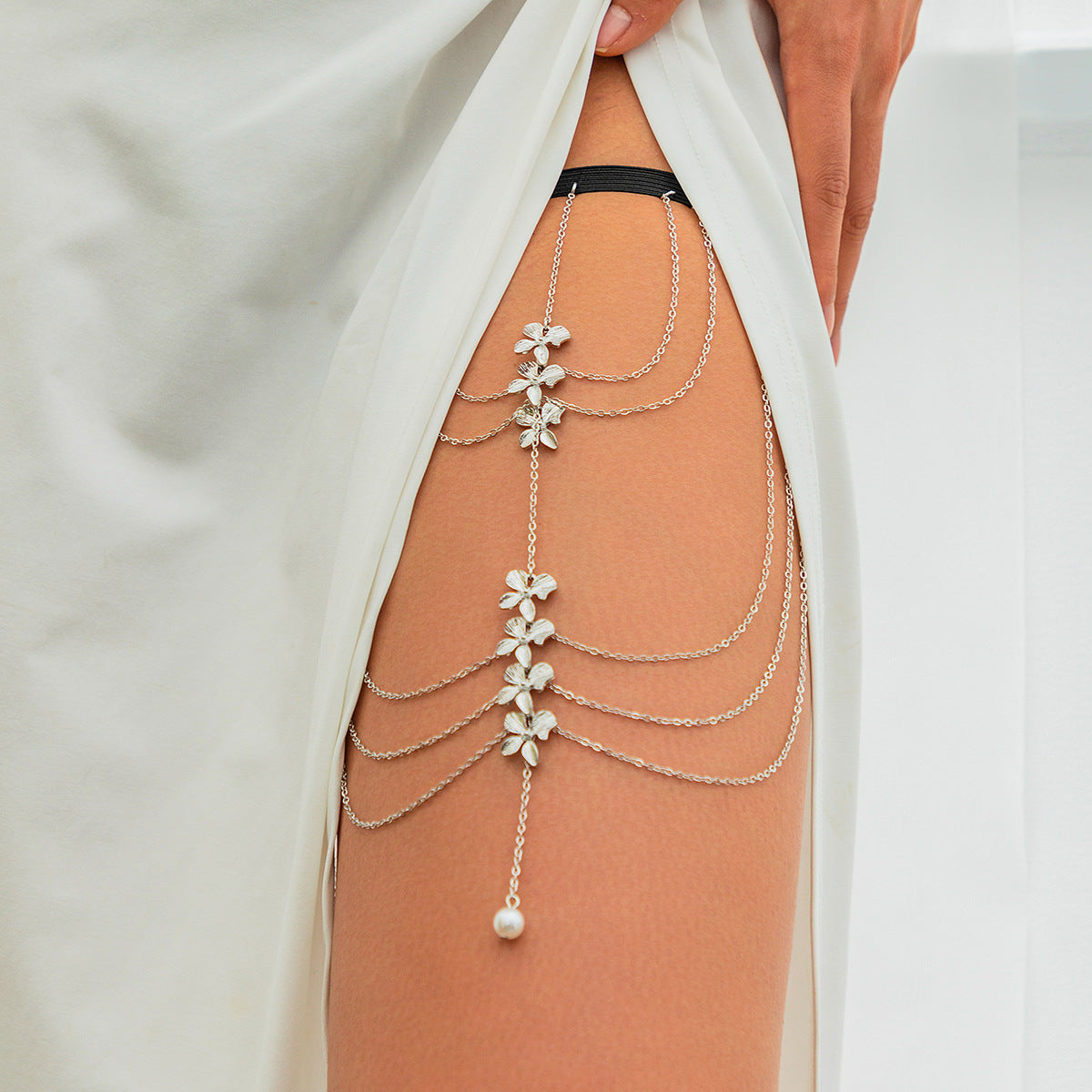 Chaîne de Cuisse Élégante à pompom papillon – Multi couche Argentée & Strass Discrets