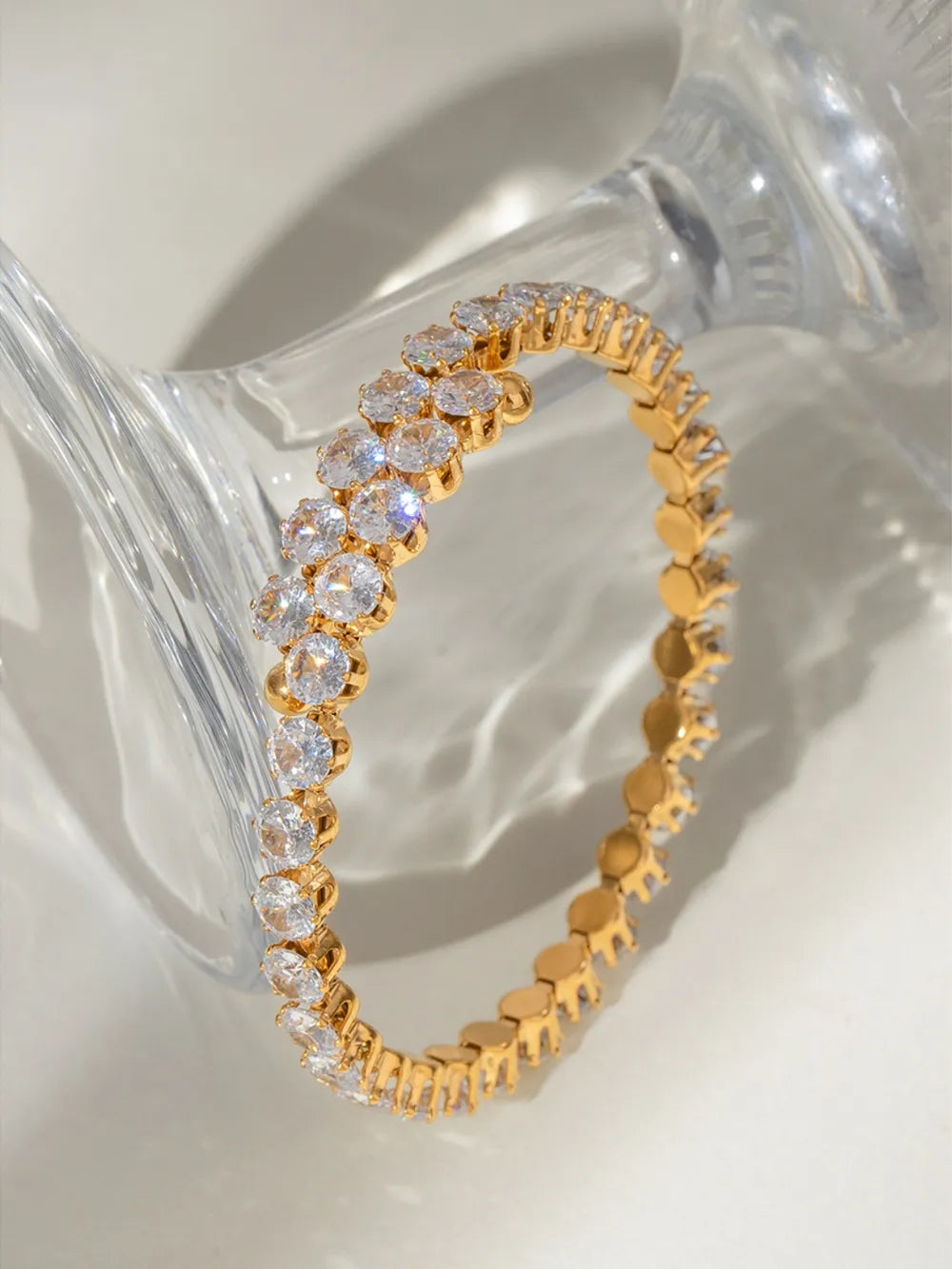 Bracelet Élégance Royale – Acier Inoxydable Doré & Zircons Étincelants