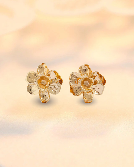 Boucles d’Oreilles Fleur Métallique – Effet Plissé 3D Chic