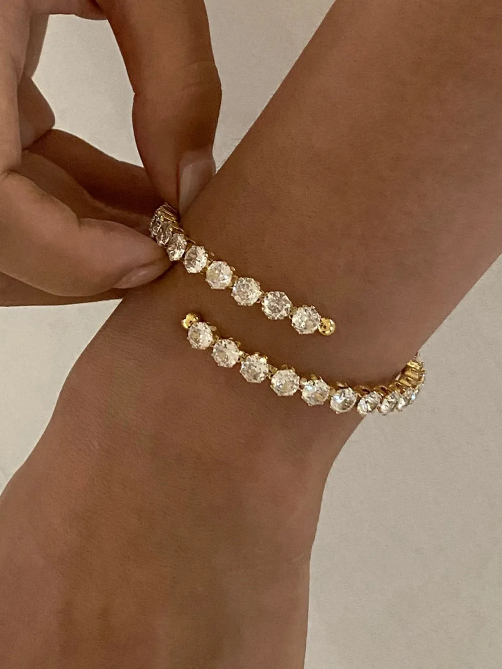Bracelet Élégance Royale – Acier Inoxydable Doré & Zircons Étincelants