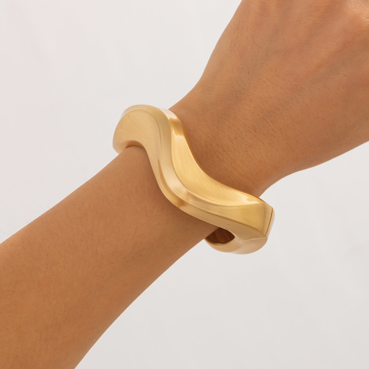 Bracelet Doré Sculptural – Design Moderne & Tendance