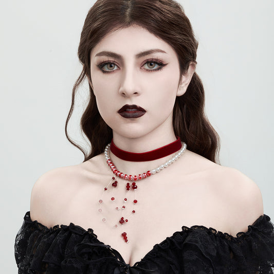 Collier Ras-de-Cou  – Perles, Velours & Gouttes de Sang