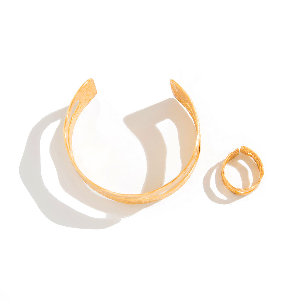 Bracelet Large en Acier Martelé – Effet Bicolore & Style Moderne