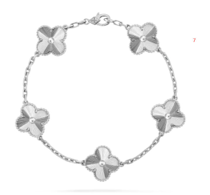 Bracelet Trèfle Doré – Acier Titane Plaqué Or 18K & Chance Élégante