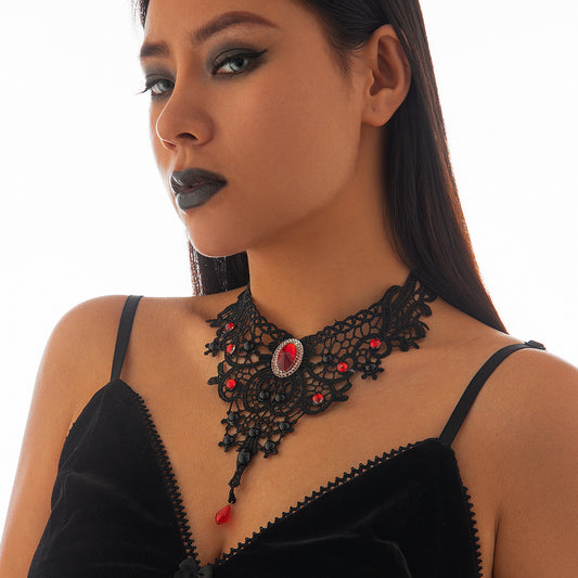 Collier Ras-du-Cou  – Dentelle Noire & Pierre Rouge