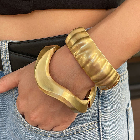 Bracelet Doré Sculptural – Design Moderne & Tendance