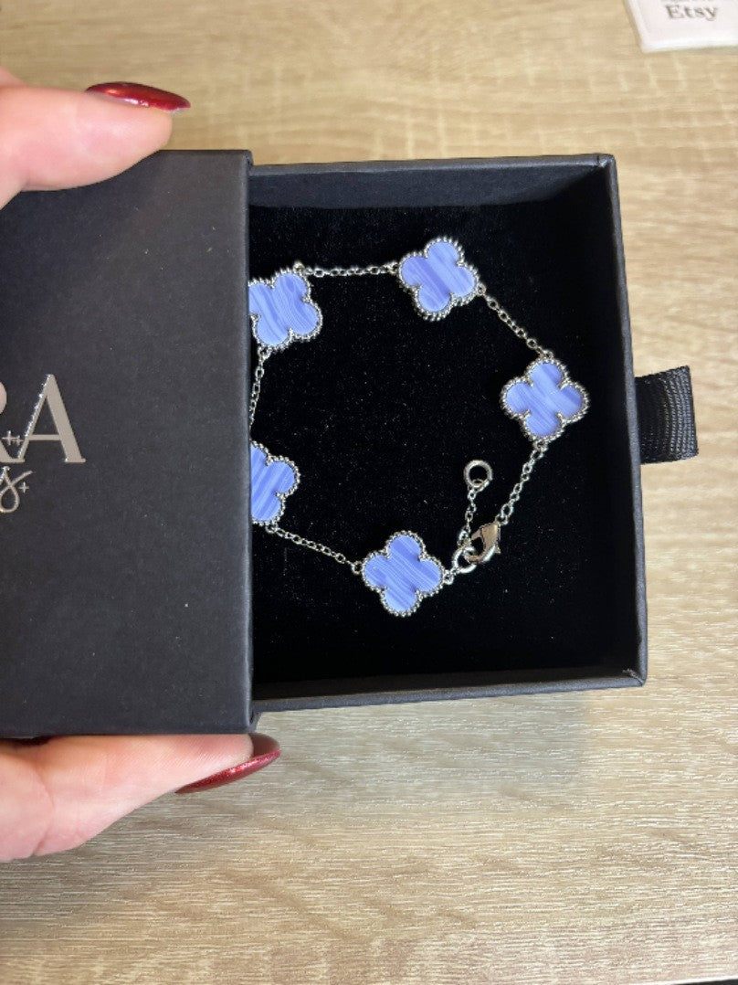 Bracelet Trèfle Doré – Acier Titane Plaqué Or 18K & Chance Élégante