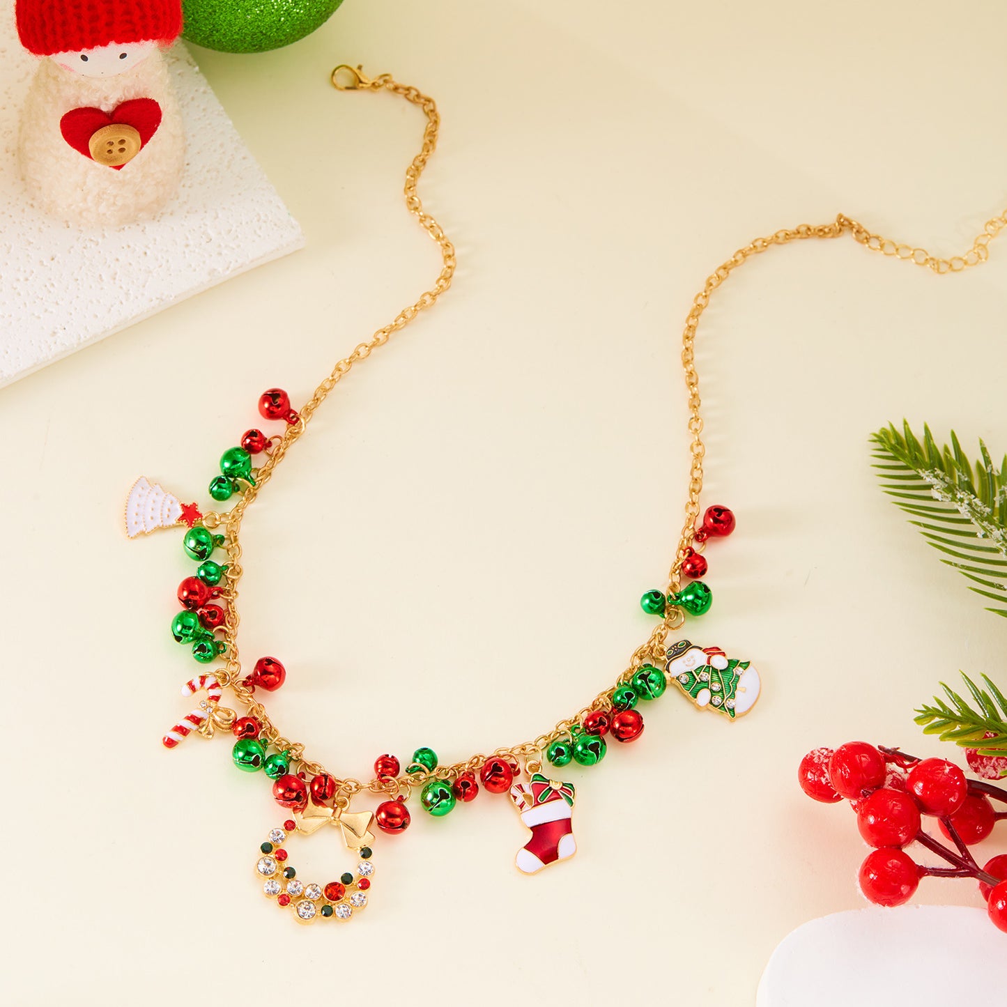 Collier Fantaisie de Noël – Sujets Gourmands & Couronne en Strass  | Bonbons, Canne Sucrée & Cloches