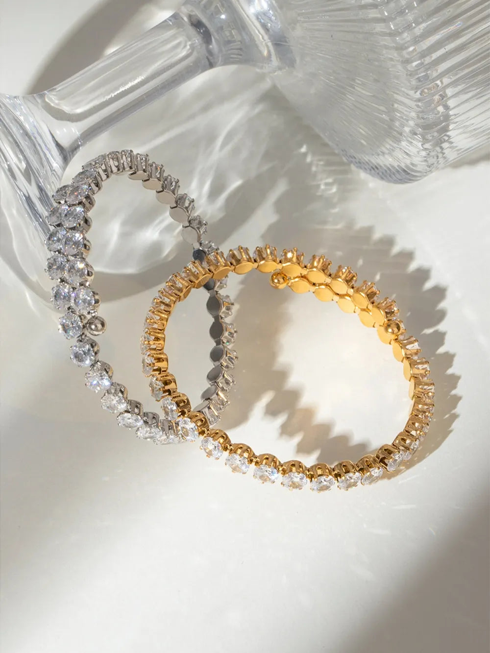 Bracelet Élégance Royale – Acier Inoxydable Doré & Zircons Étincelants