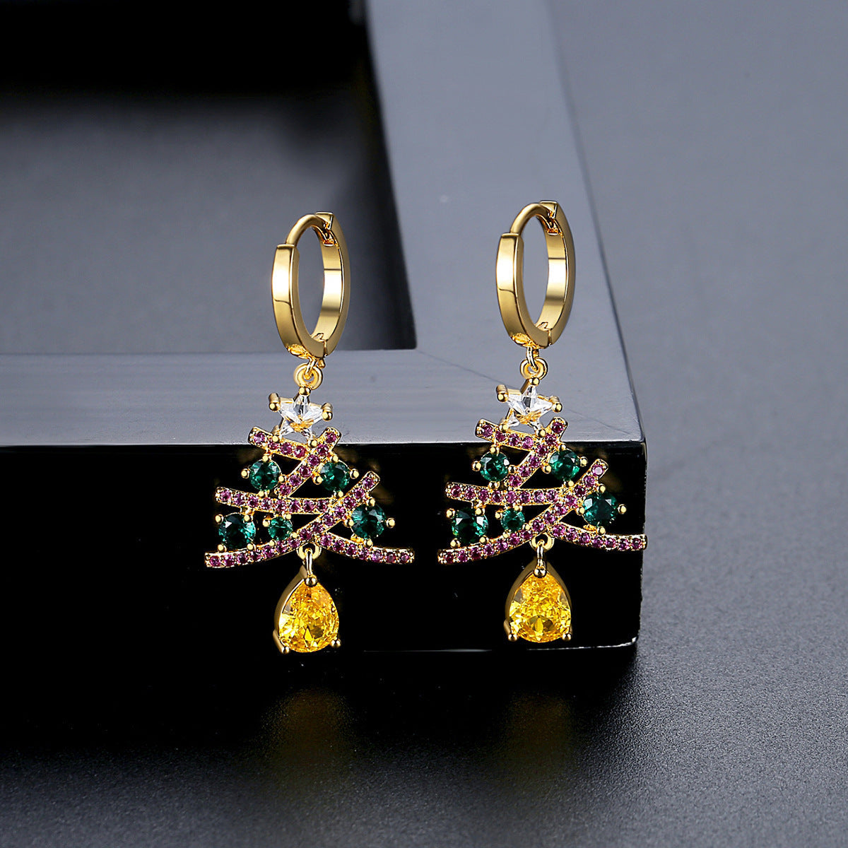 Boucles d’Oreilles Sapin de Noël en Zircon – Brillance & Féérie